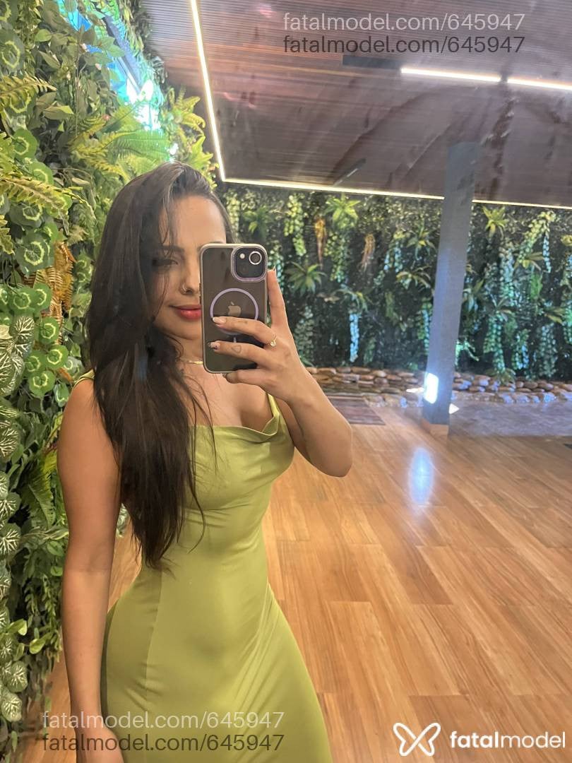 Acompanhante mulher com cabelo colorido de olhos mel - Júlia Vasconcelos