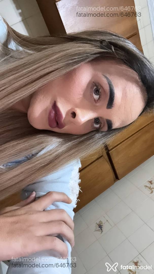 Acompanhante mulher trans com cabelo castanho de olhos cinza em São Bernardo do Campo - BABI CASTELLANO