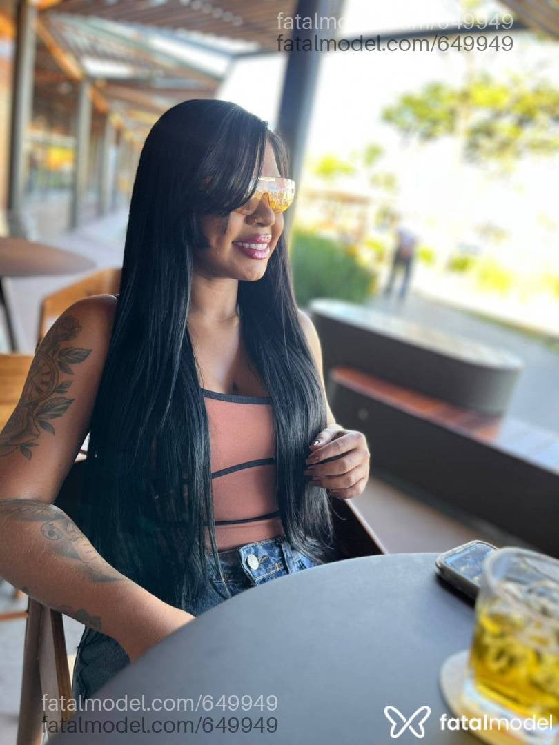 Acompanhante mulher morena (o) de olhos pretos - Caroline