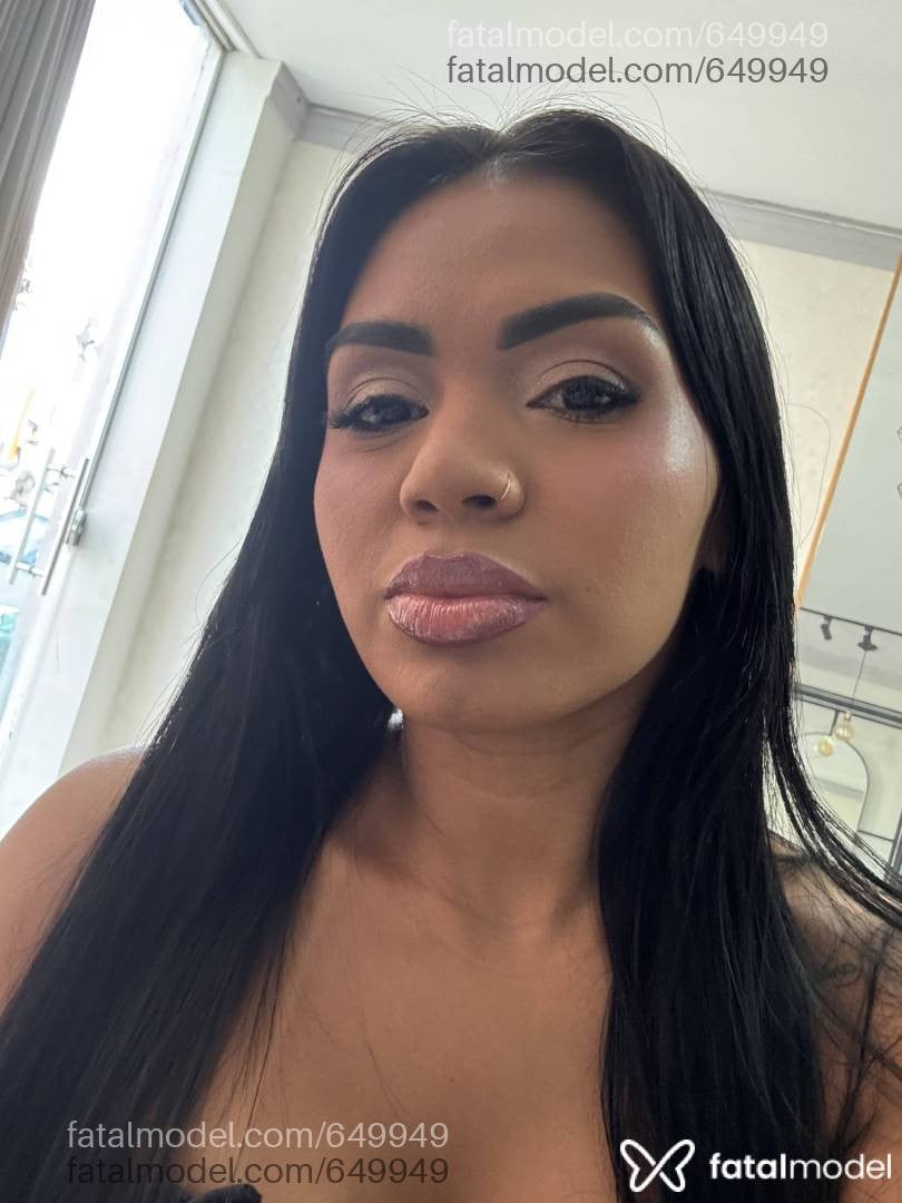 Acompanhante mulher morena (o) de olhos pretos - Caroline