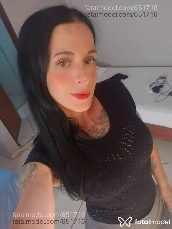 Acompanhante mulher morena (o) de olhos verdes - Lívia