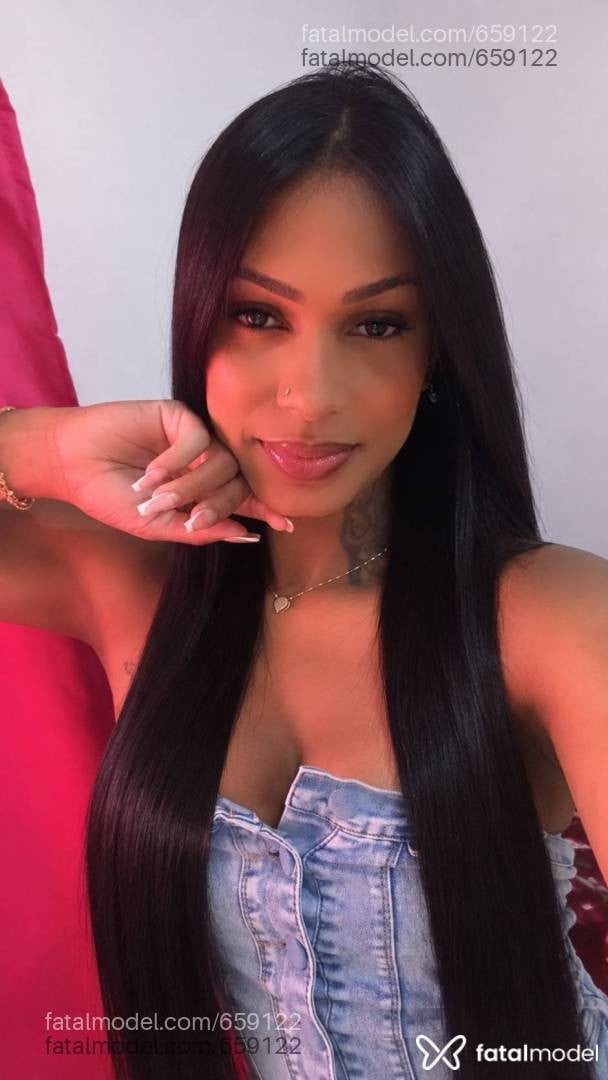 Acompanhante mulher trans com cabelo castanho de olhos castanhos - INARAH TREINZIN