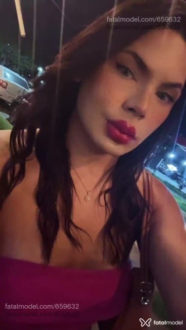 Acompanhante mulher trans com cabelo colorido de olhos castanhos em Cuiabá - Fernanda Nakamura