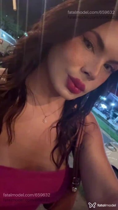 Acompanhante mulher trans com cabelo colorido de olhos castanhos em Cuiabá - Fernanda Nakamura