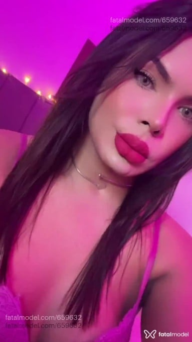 Acompanhante mulher trans com cabelo colorido de olhos castanhos em Cuiabá - Fernanda Nakamura