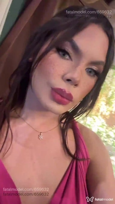 Acompanhante mulher trans com cabelo colorido de olhos castanhos em Cuiabá - Fernanda Nakamura