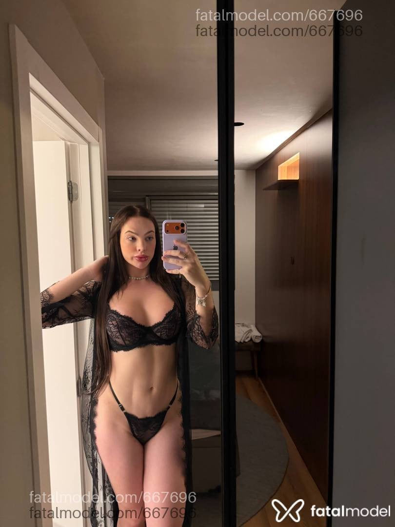 Acompanhante mulher trans com cabelo castanho de olhos azuis - Rafaela Didoné