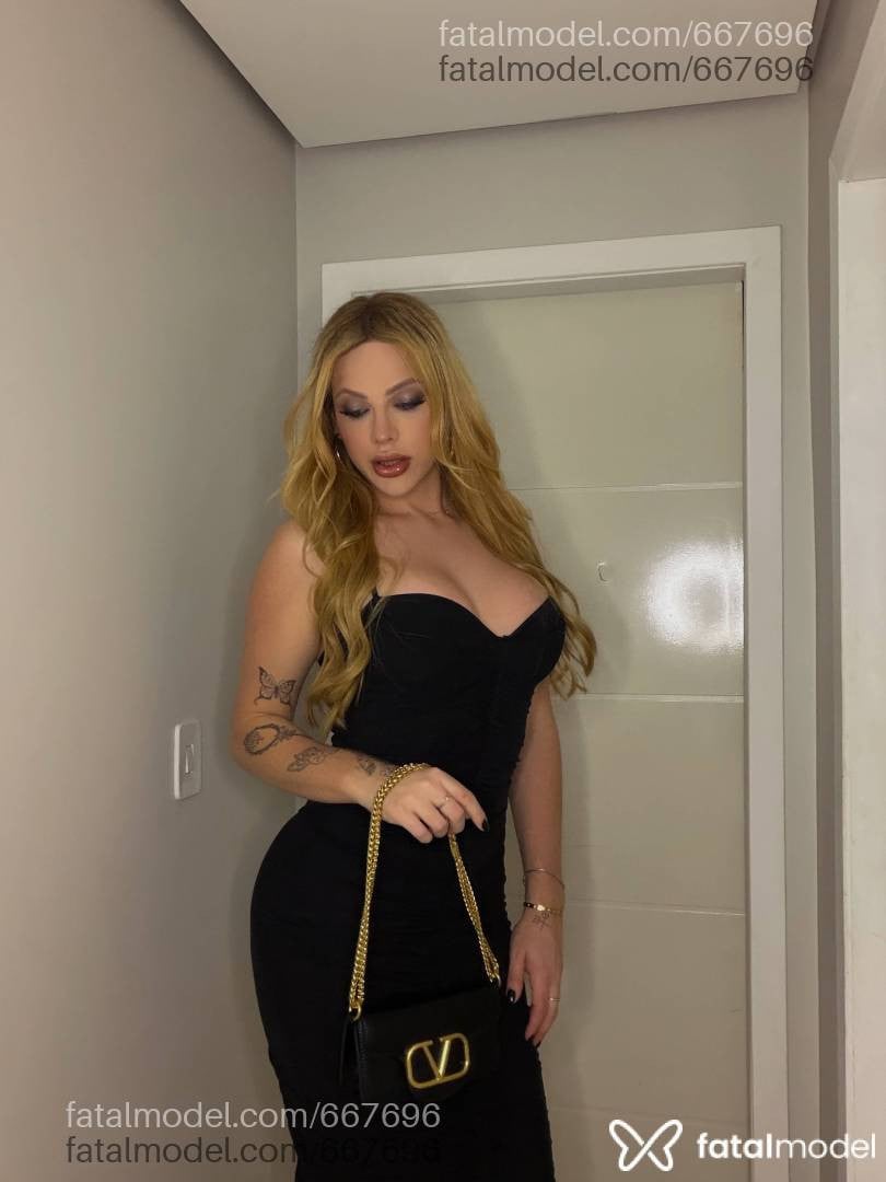 Acompanhante mulher trans com cabelo castanho de olhos azuis - Rafaela Didoné
