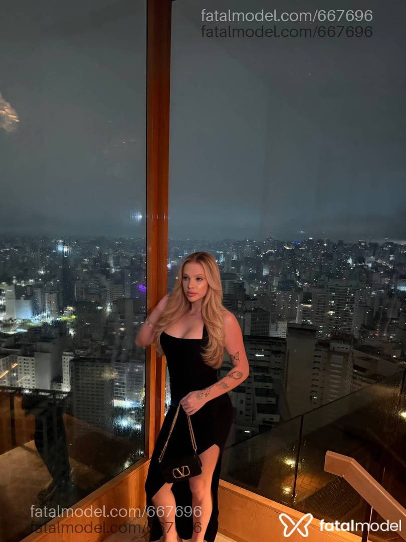 Acompanhante mulher trans com cabelo castanho de olhos azuis - Mel