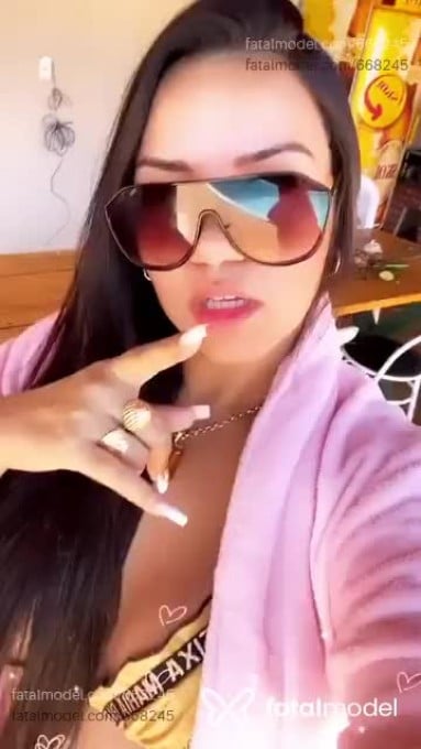 Acompanhante mulher com cabelo colorido de olhos mel - Karine Acompanhante mulher com cabelo colorido de olhos mel - Karine