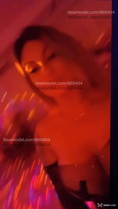Acompanhante mulher loira (o) de olhos castanhos - Daiane