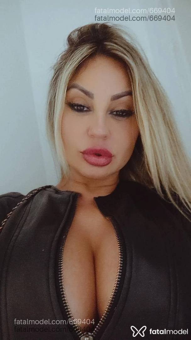 Acompanhante mulher loira (o) de olhos castanhos - Daiane