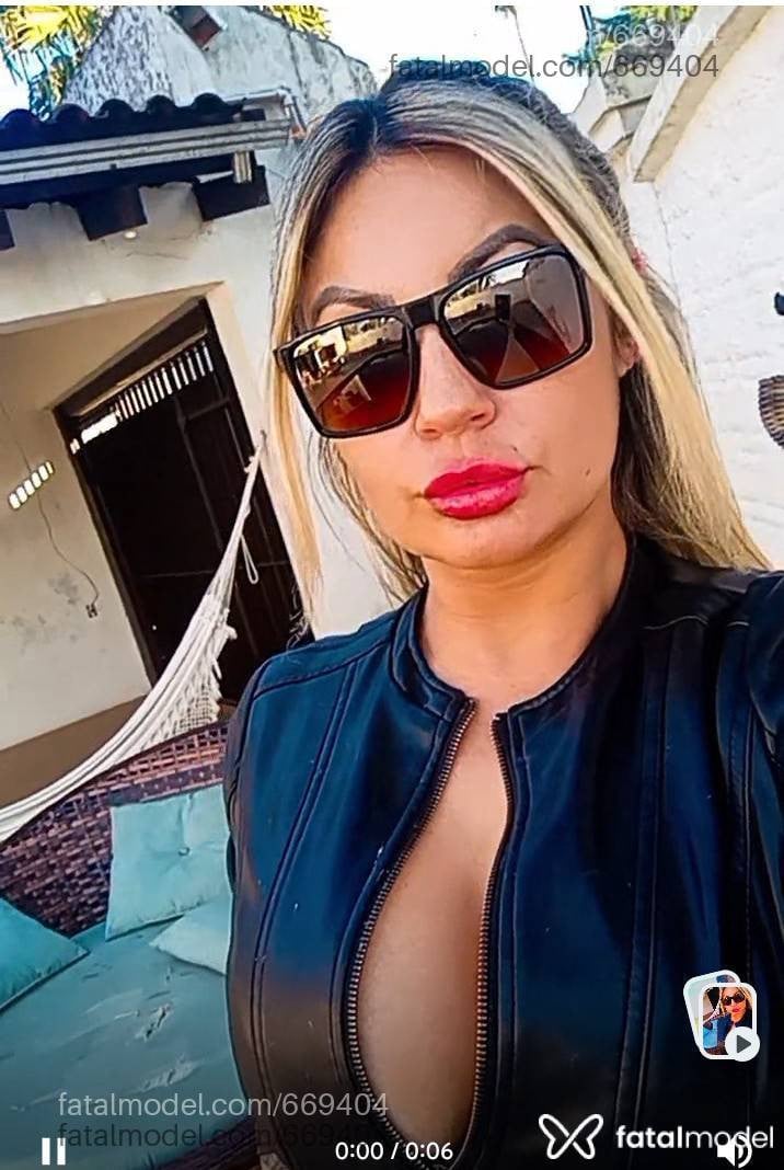 Acompanhante mulher loira (o) de olhos castanhos - Daiane