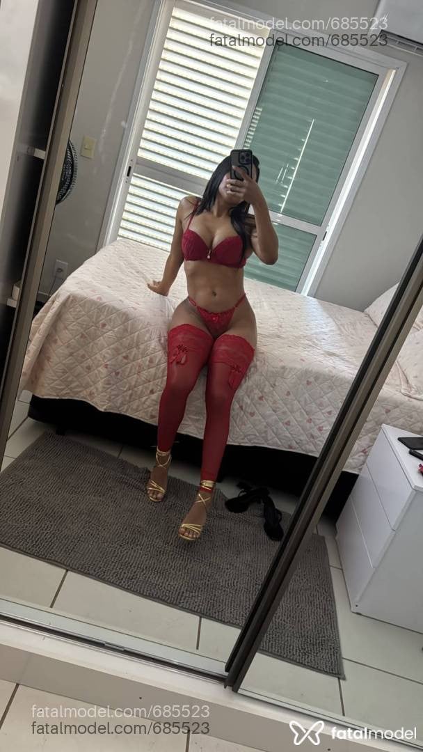 Acompanhante mulher com cabelo castanho de olhos verdes - Grazi Munizz