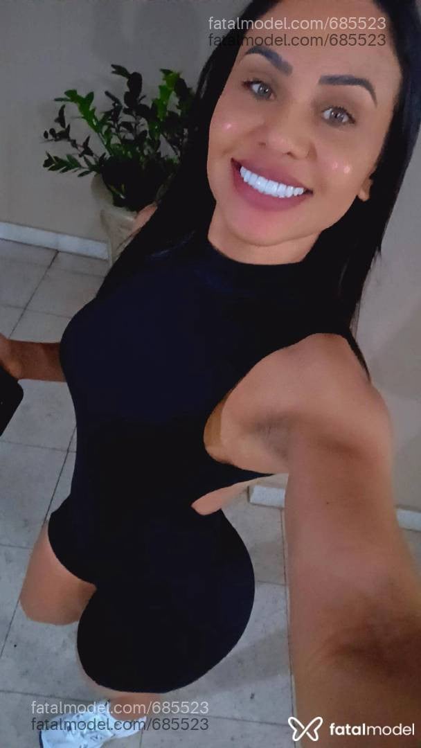 Acompanhante mulher com cabelo castanho de olhos verdes - Grazi Munizz