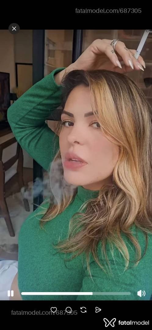 Acompanhante mulher loira (o) de olhos castanhos - Juju Porsche