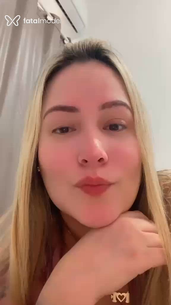 Acompanhante mulher loira (o) de olhos castanhos - Yasmin Pacheco