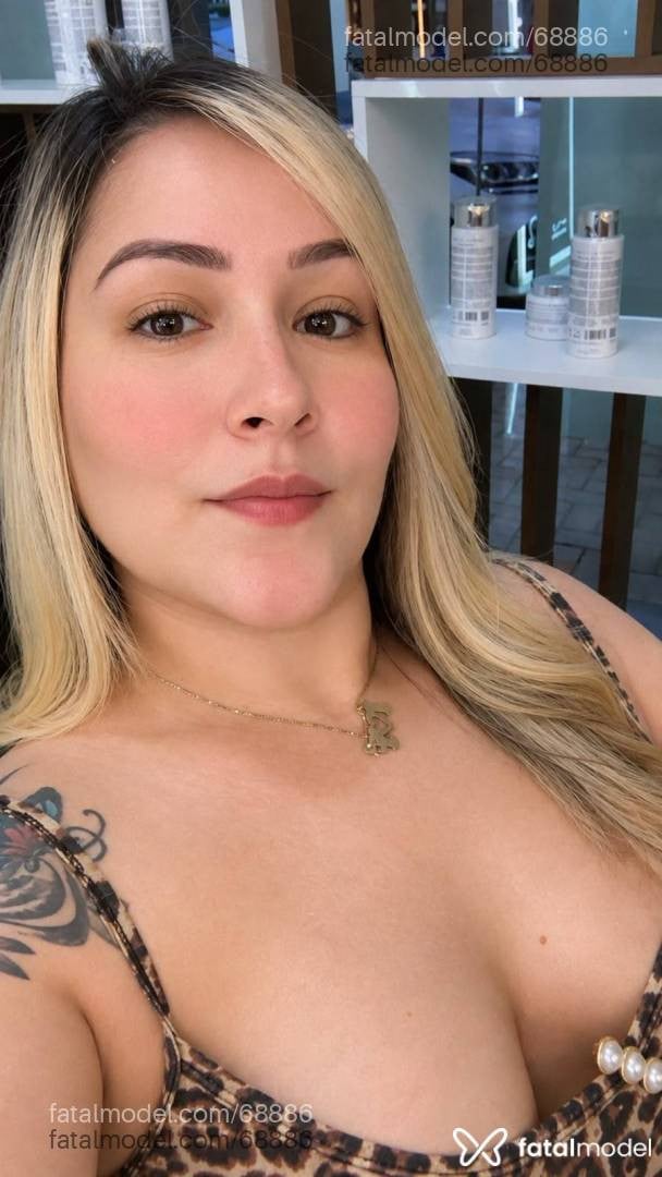 Acompanhante mulher loira (o) de olhos castanhos - Yasmin Pacheco
