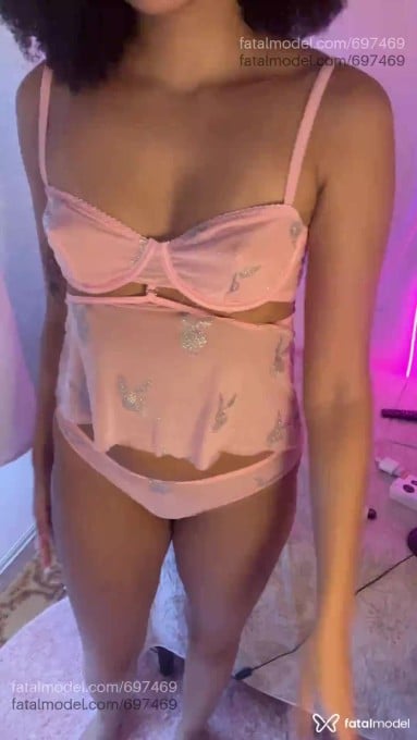 Acompanhante mulher com cabelo castanho de olhos mel em Virtual - Clara