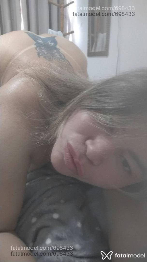 Acompanhante mulher loira (o) de olhos castanhos - Kira