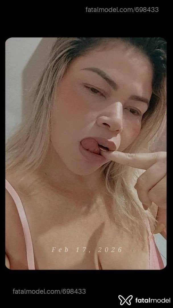 Acompanhante mulher loira (o) de olhos castanhos - Kira