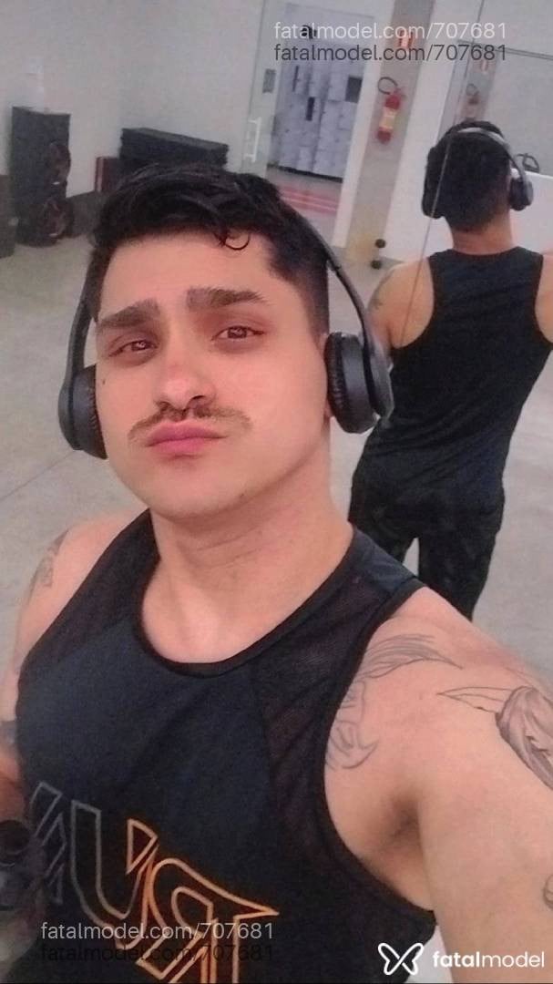 Acompanhante homem com cabelo castanho de olhos mel - Fernando Acompanhante homem com cabelo castanho de olhos mel - Fernando