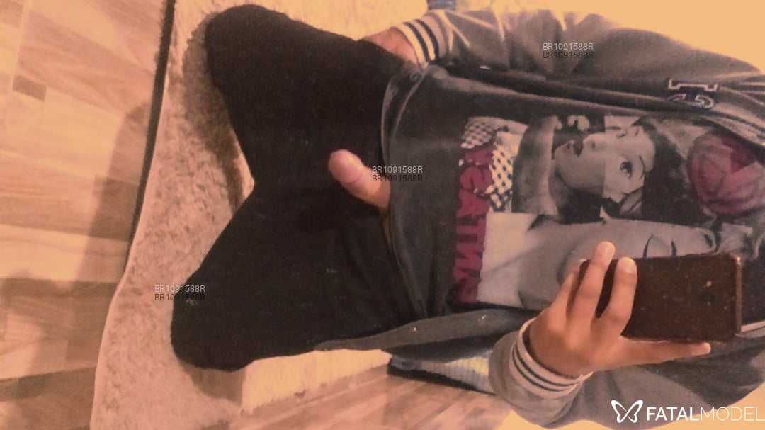 Acompanhante homem morena (o) de olhos castanhos em Porto Alegre - ZN COM LOCAL