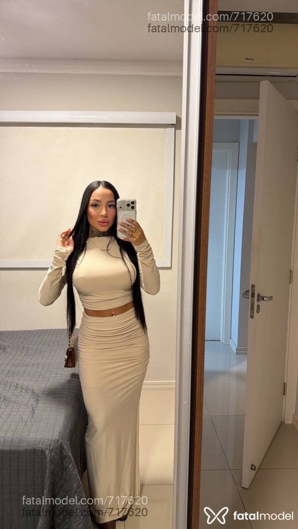 Acompanhante mulher com cabelo castanho de olhos castanhos em Bombinhas Acompanhante mulher com cabelo castanho de olhos castanhos em Bombinhas - Carolina