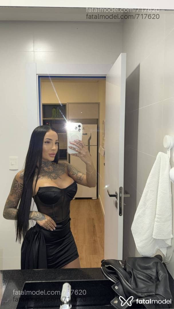 Acompanhante mulher com cabelo castanho de olhos castanhos em Bombinhas Acompanhante mulher com cabelo castanho de olhos castanhos em Bombinhas - Carolina