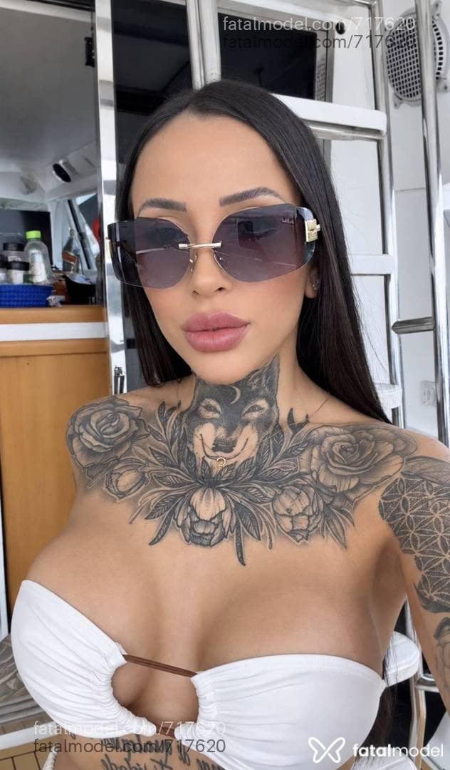 Acompanhante mulher com cabelo castanho de olhos castanhos - Carolina