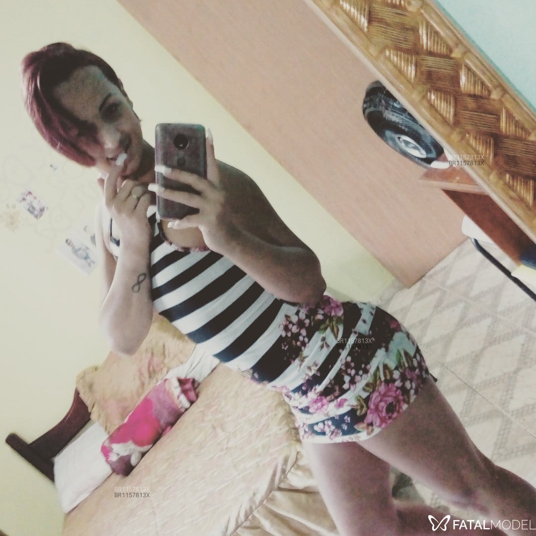 Acompanhante travesti com cabelo colorido de olhos castanhos em Cachoeiras de Macacu - Gabryela