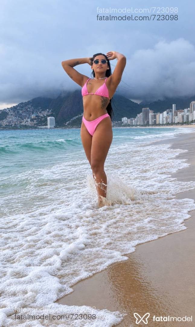 Acompanhante mulher morena (o) de olhos pretos - Alexia Mello