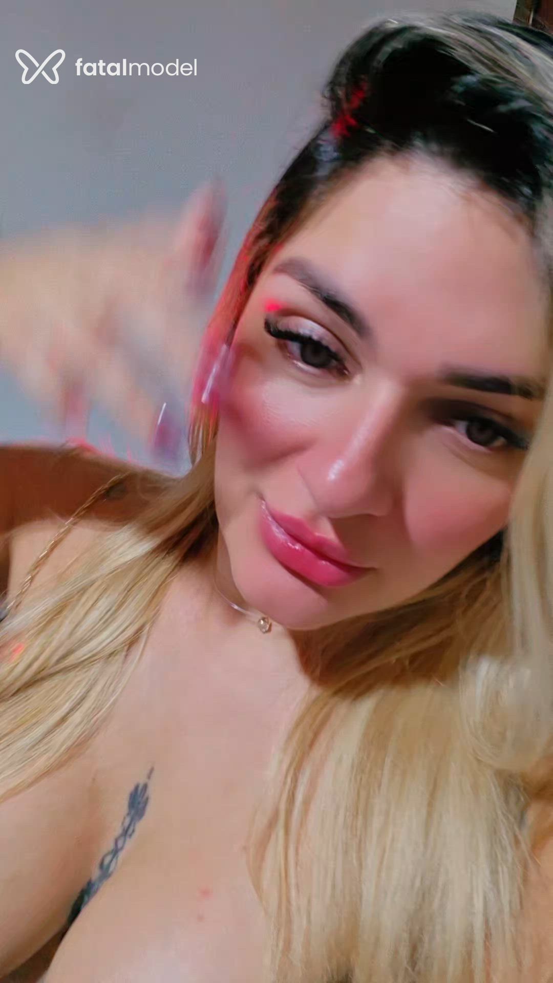 Acompanhante mulher loira (o) de olhos castanhos - Milena