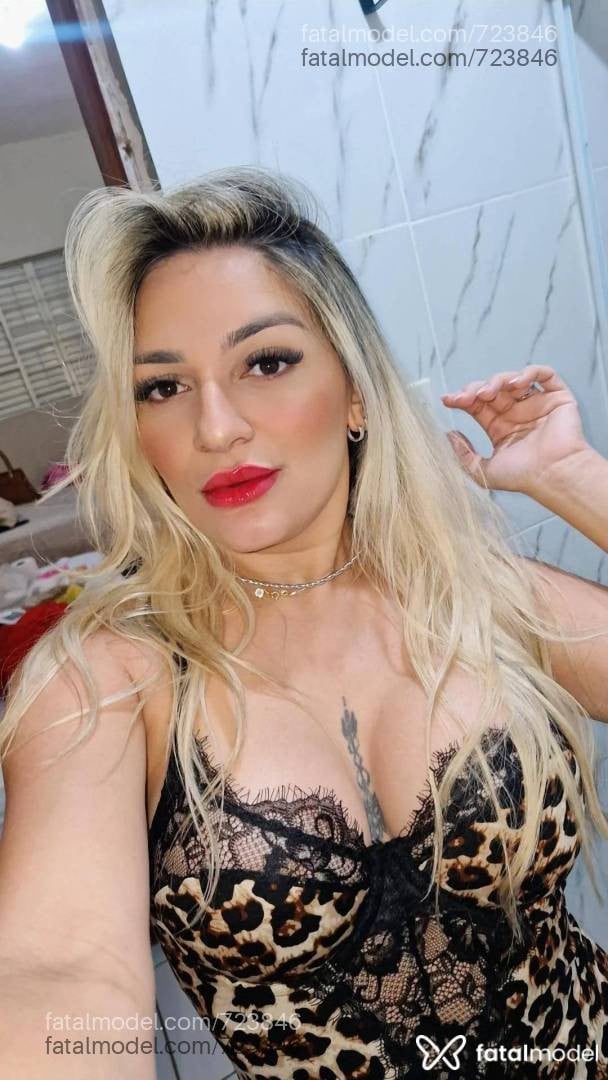 Acompanhante mulher loira (o) de olhos castanhos - Milena