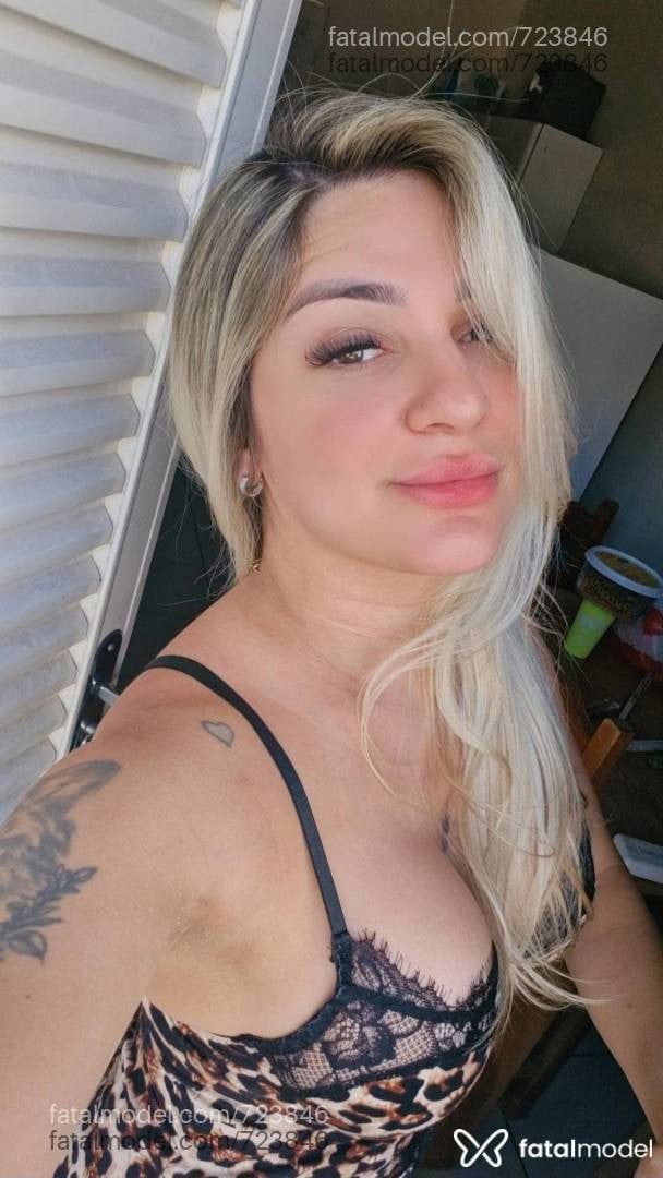 Acompanhante mulher loira (o) de olhos castanhos - Milena