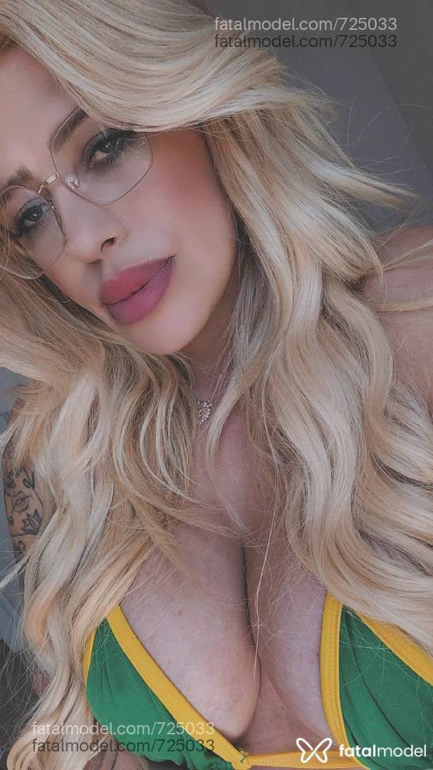 Acompanhante mulher trans loira (o) de olhos verdes - Larissa Gabriela