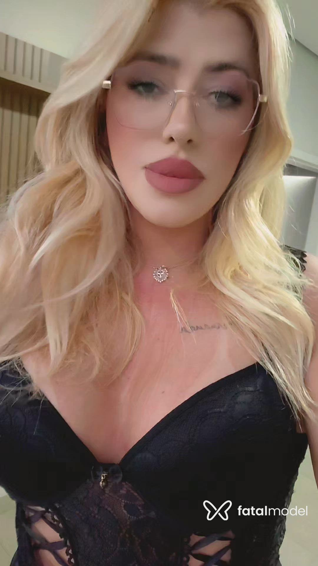 Acompanhante mulher trans loira (o) de olhos verdes - Larissa Gabriela