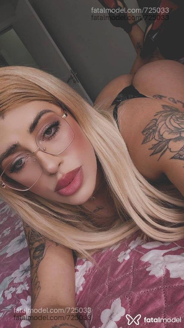 Acompanhante mulher trans loira (o) de olhos verdes - Larissa Gabriela