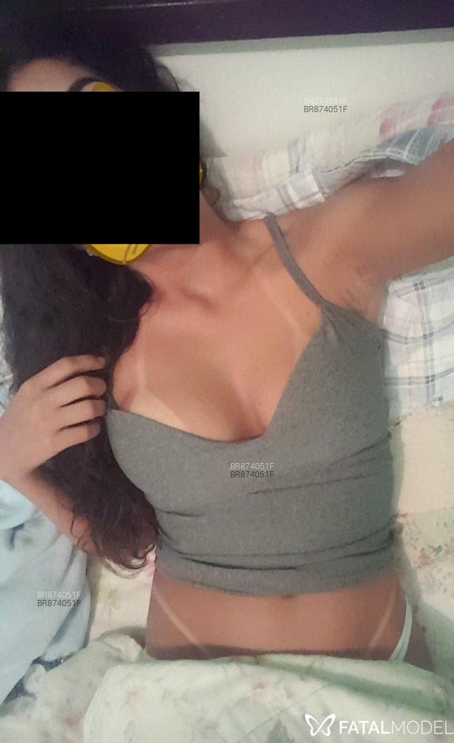 Acompanhante mulher com cabelo castanho de olhos mel em Florianópolis - Júlia Diniz