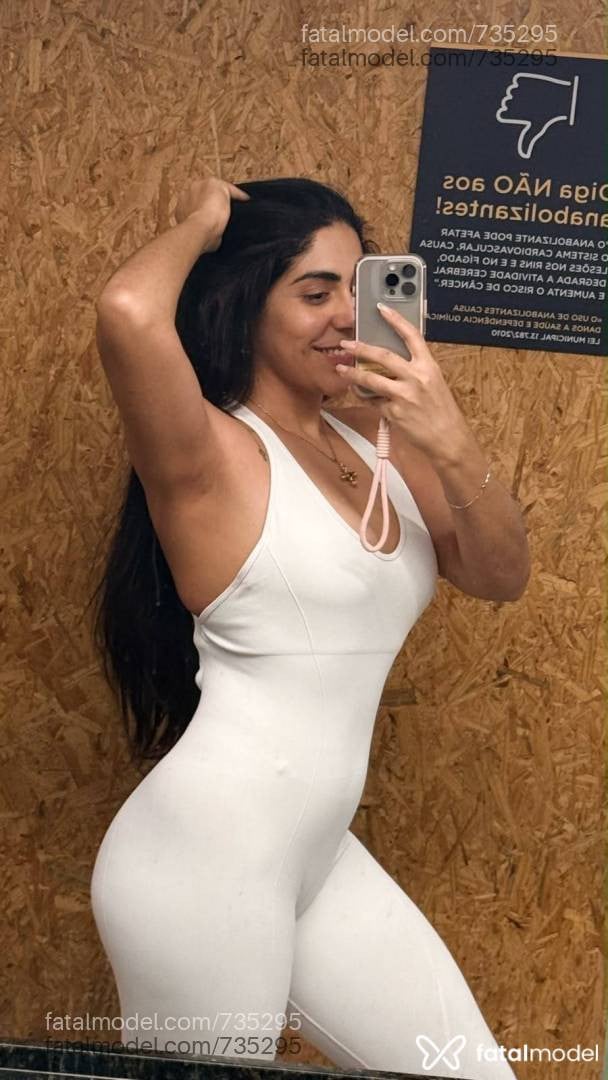 Acompanhante mulher morena (o) de olhos pretos - Mia Serrano