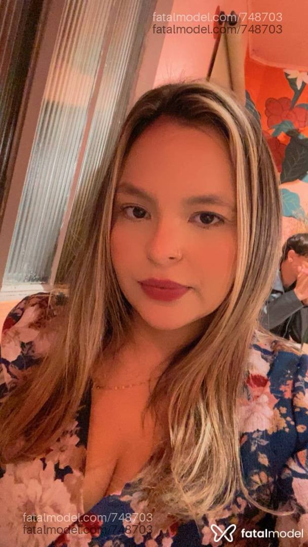 Acompanhante mulher loira (o) de olhos castanhos em Lages - Lívia