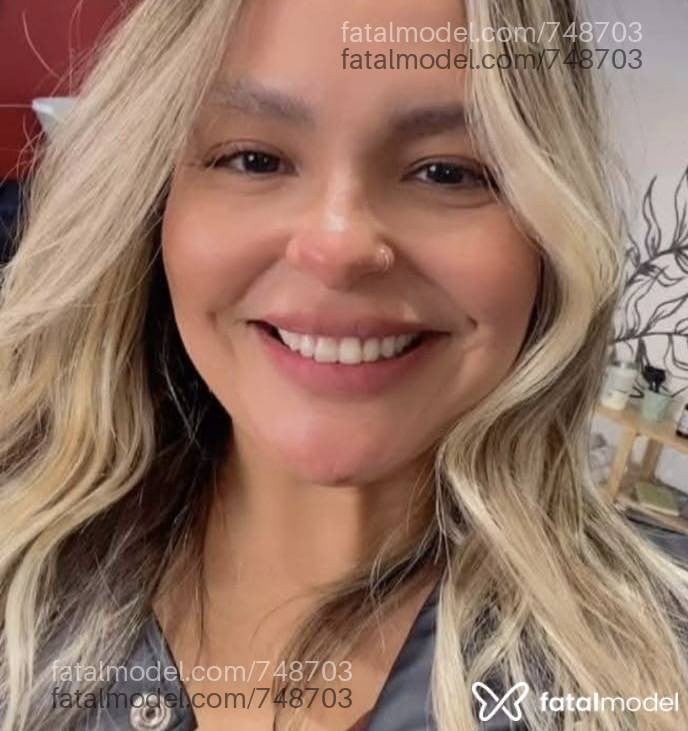 Acompanhante mulher loira (o) de olhos castanhos - Lívia