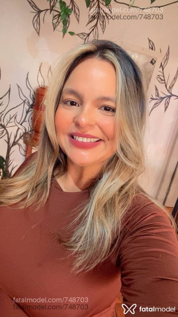 Acompanhante mulher loira (o) de olhos castanhos - Lívia
