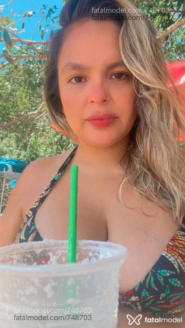 Acompanhante mulher loira (o) de olhos castanhos - Lívia