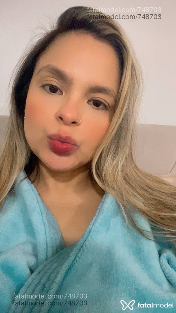 Acompanhante mulher loira (o) de olhos castanhos - Lívia