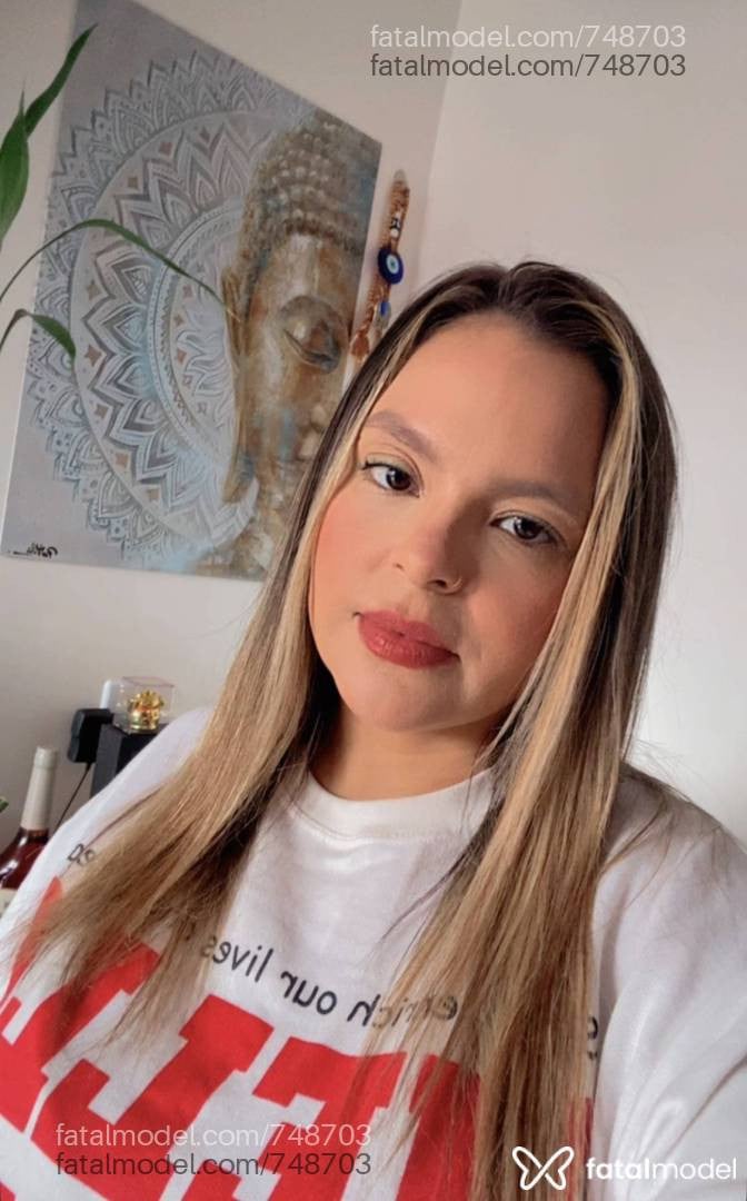 Acompanhante mulher loira (o) de olhos castanhos - Lívia