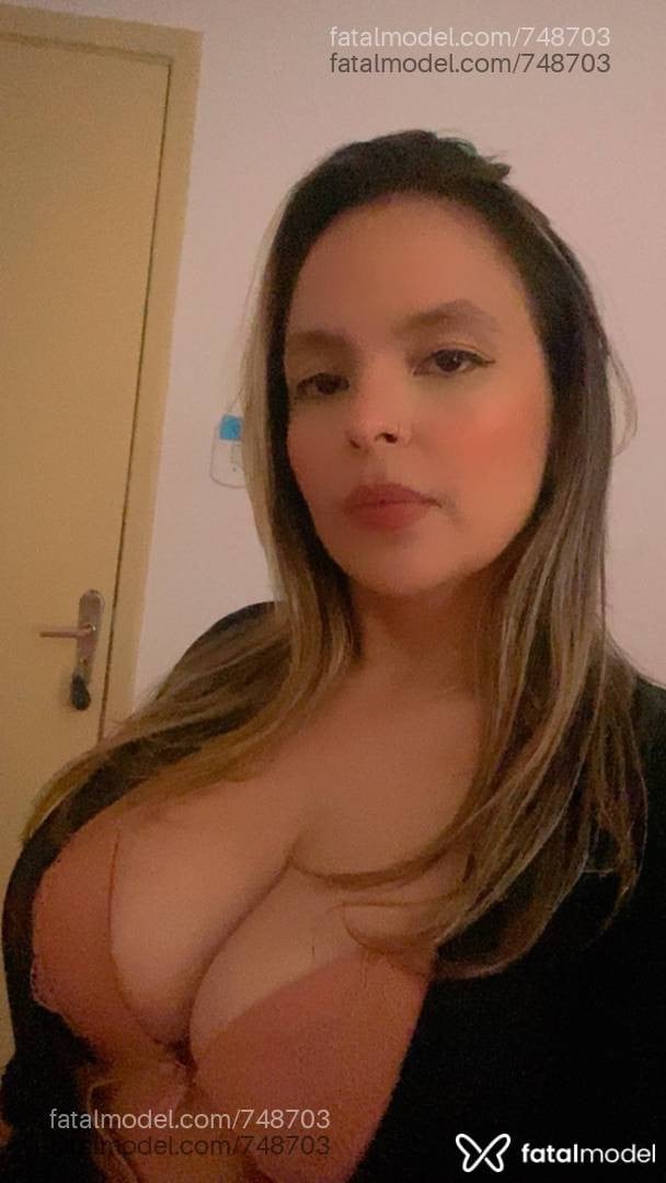 Acompanhante mulher loira (o) de olhos castanhos - Lívia