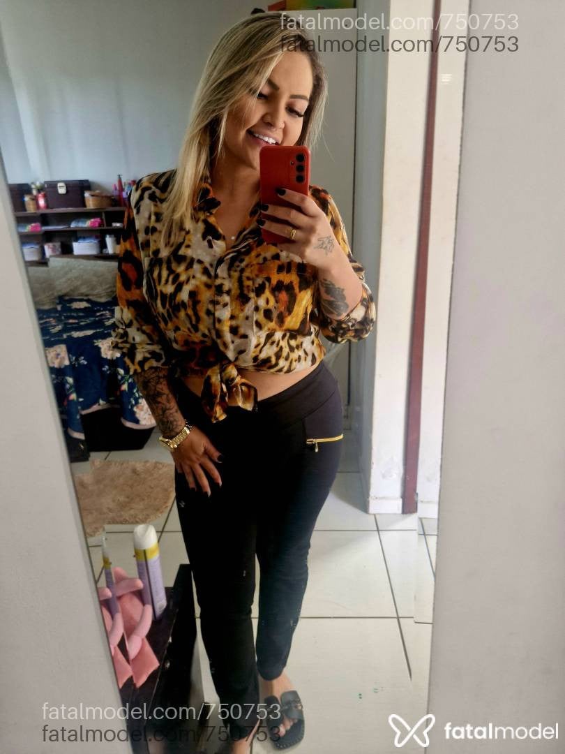 Acompanhante mulher loira (o) de olhos castanhos - BOING BOING