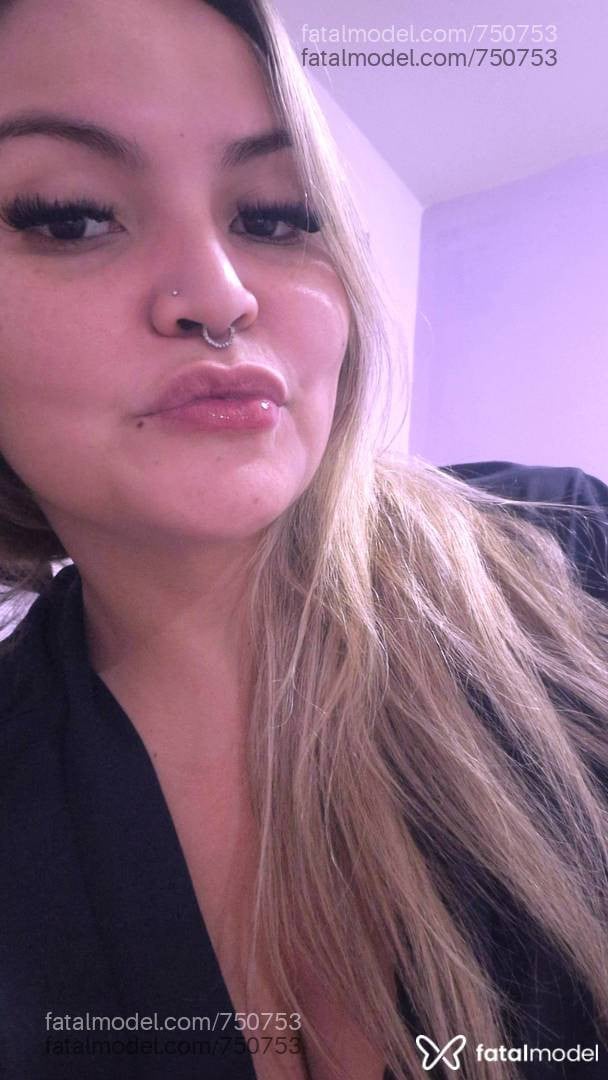 Acompanhante mulher loira (o) de olhos castanhos - BOING BOING