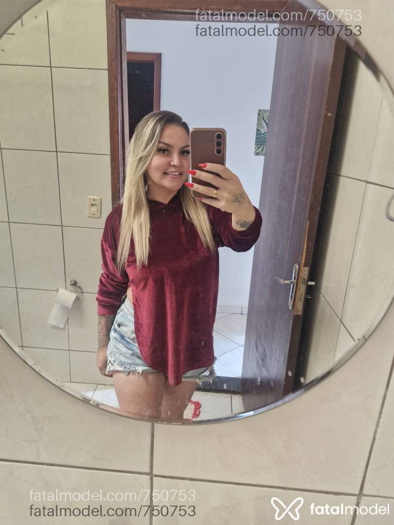 Acompanhante mulher loira (o) de olhos castanhos - BOING BOING